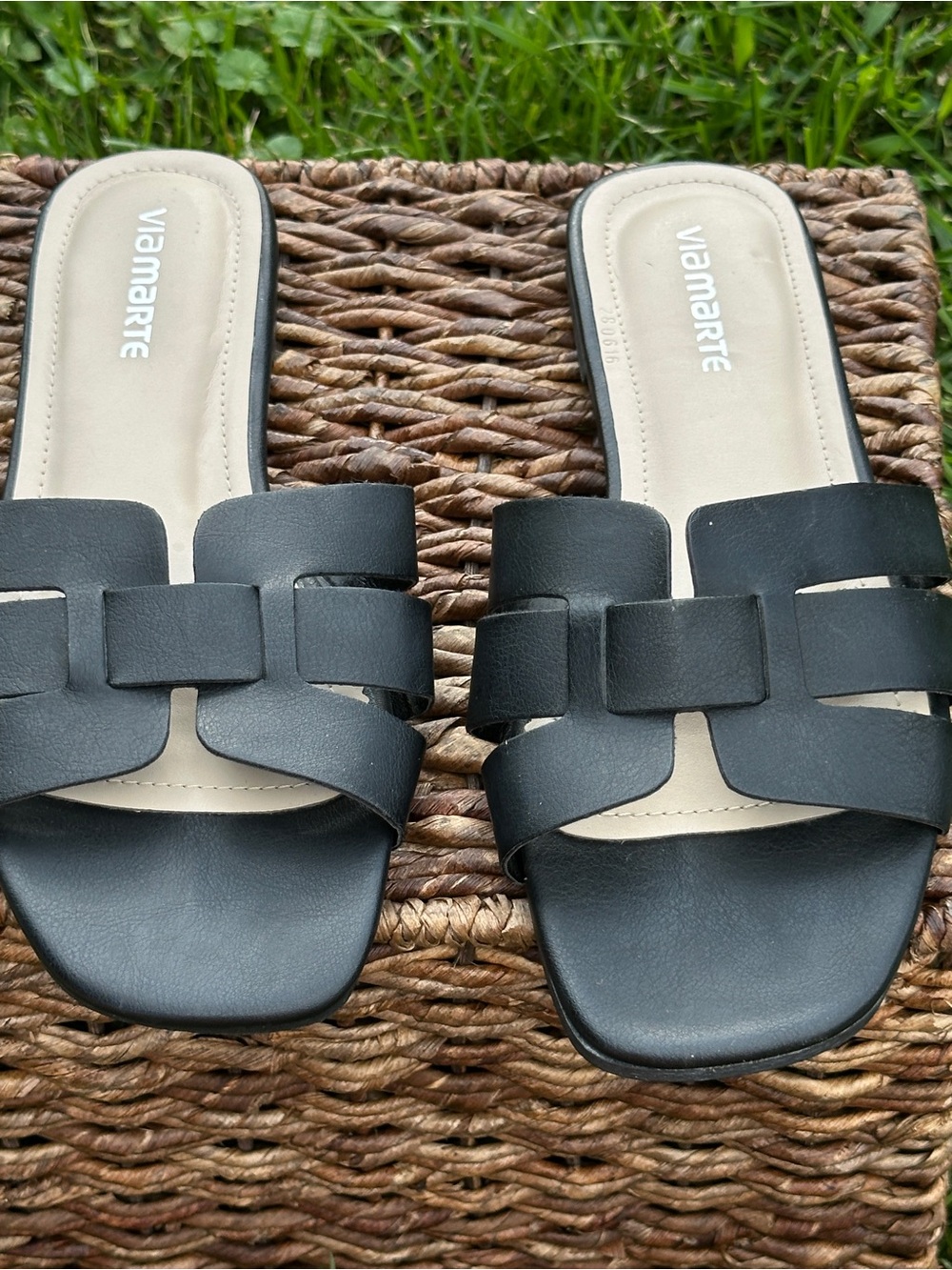 Via Marte flat “H-strap” Slide Sandals - Classic Women's Slip-On size 10